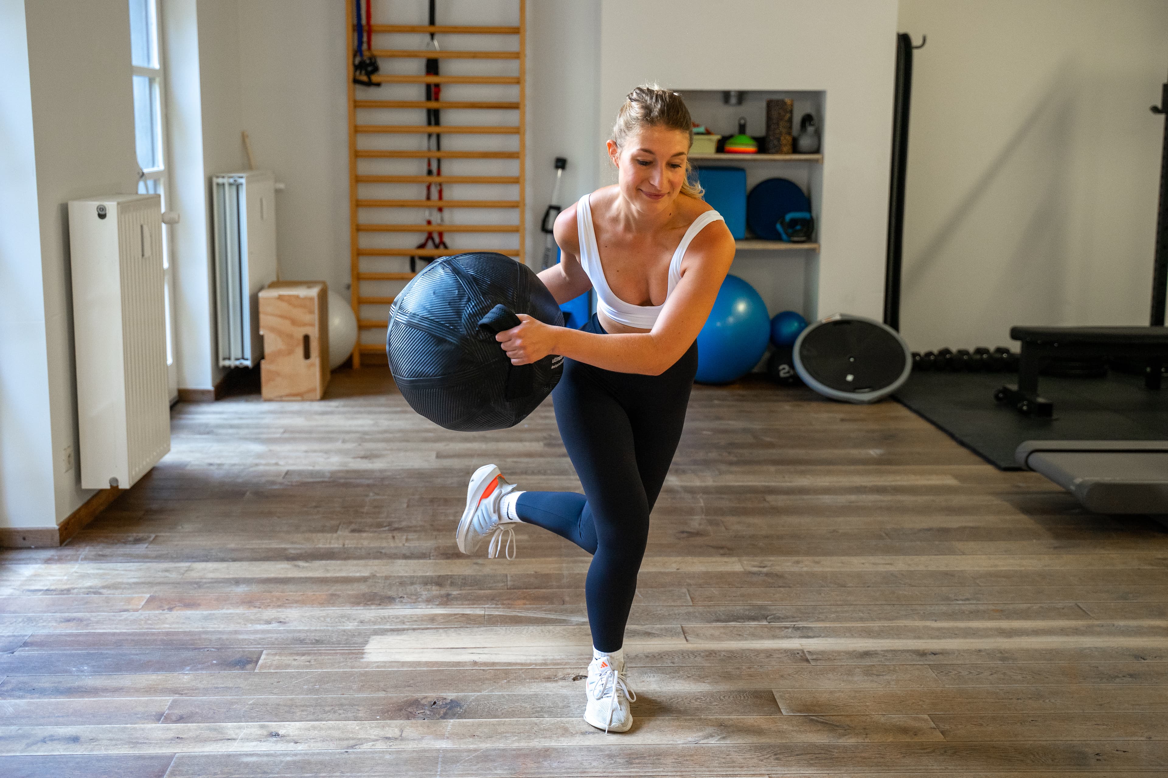Sportspecifieke oefening met medicijnbal in de oefenzaal