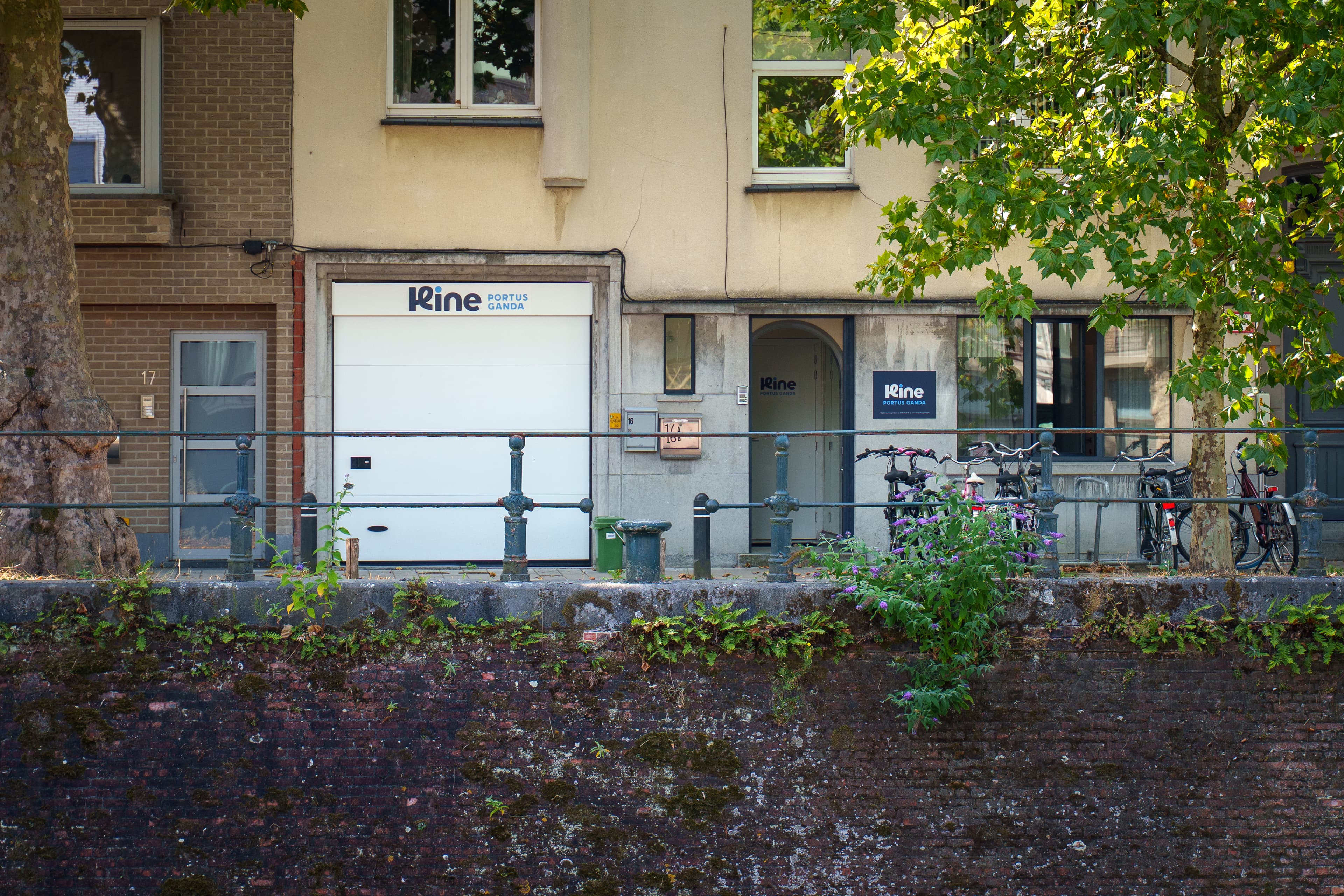 De praktijk aan de Schoolkaai gezien vanaf de kade aan de overkant